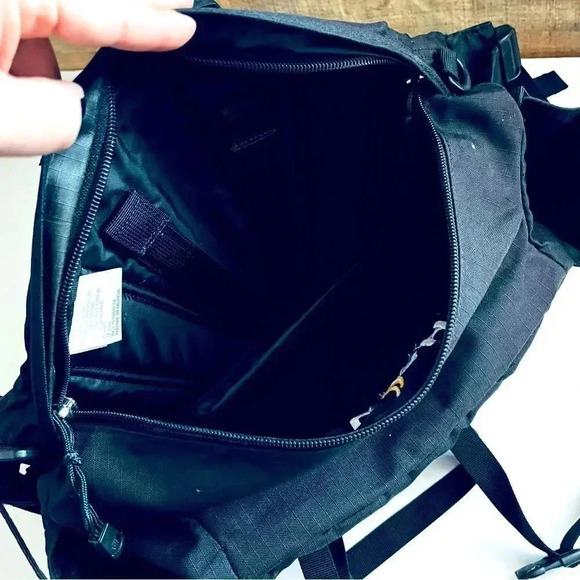 The North Face Utah Winter Games Waist Lumber Fanny Pack - Mountain Biker Black - Picture 6 of 10